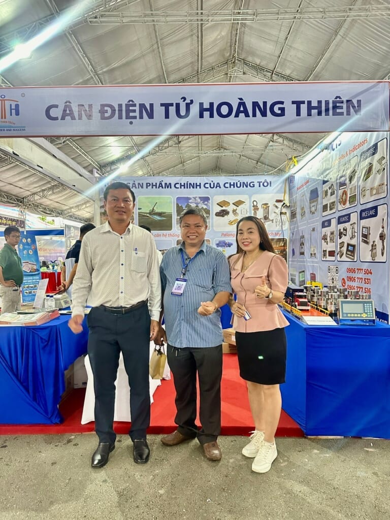 Đối tác tham quan gian hàng Techfest Đồng Nai